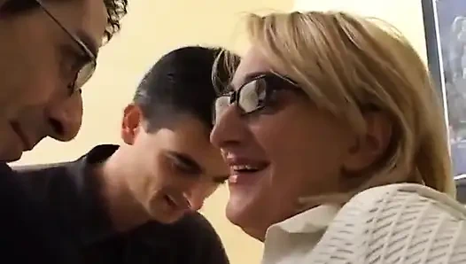 Sarışın orta yaşlı seksi kadın için yoğun gavat