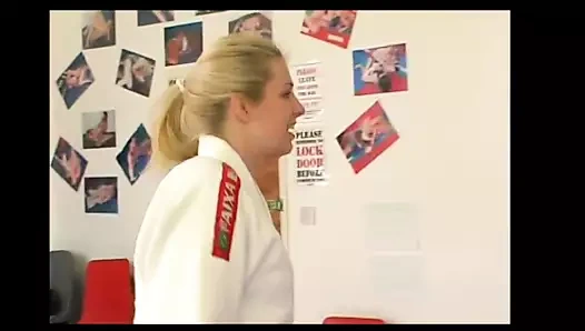 Bir iş arkadaşıyla güreşmek