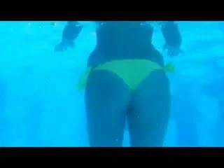 Sualtı kamerası: harika bir kıçı olan seksi kadın