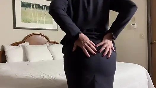 Fa Fiona otel odasında yastıkla biraz eğleniyor