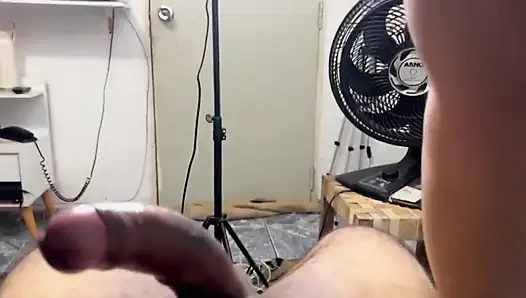 Genç eşimin göğüslerini gösteriyorum, meme uçları pembe, emmeye azgın