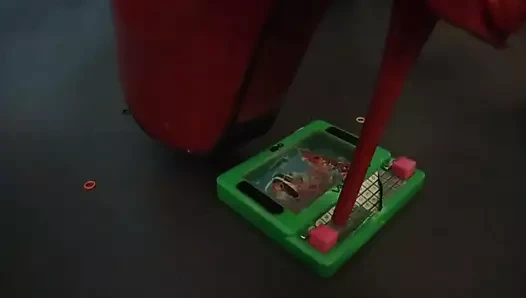 Bayan ben yeşil oyuncağı kırmızı seksi çizmelerle eziyorum.