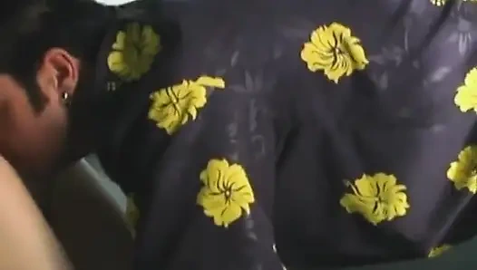 Büyük memeli sarışınla tutkulu kanepede sikişiyor