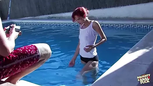 Baharatlı havuz fotoğraf çekimi kızıl saçlıyı gırtlağına kadar alıyor ve anal seks yapıyor