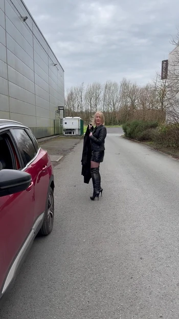 Жена шлюшка Кэти в коже, публичный секс встречается. Прохаживаюсь в сапогах