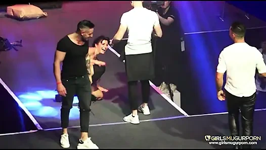 Küçük memeli bebek mugur ile sahnede gösteri yapıyor