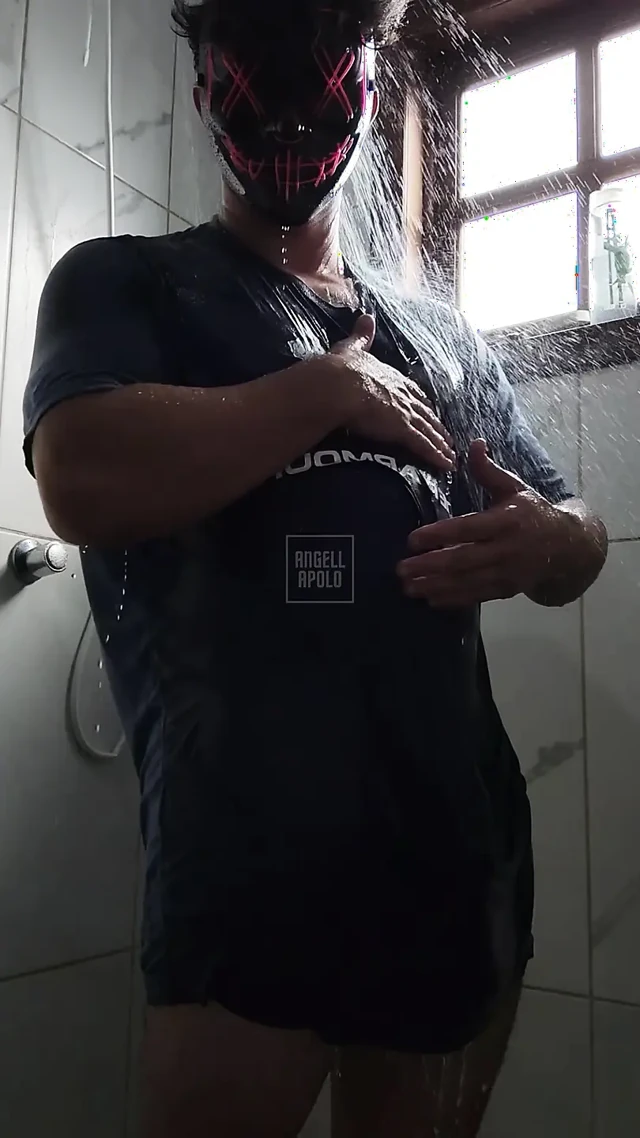 Dövmeli maskeli adam tek başına duş alıyor ve boşalana kadar oyuncağını sikiyor
