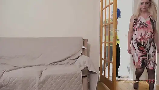 Auntjudysxxx - çaresiz büyük memeli orta yaşlı seksi kadın keira su mühendisiyle bir anlaşma yapıyor