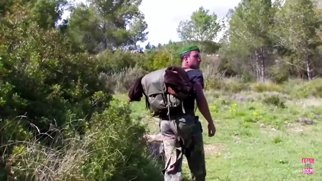 Dağda kızıl saçlı bir sürtük kovboy kız pozuyla askere biniyor