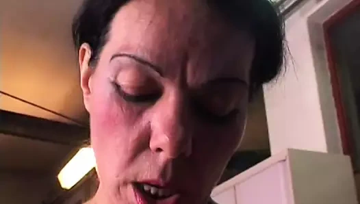 Kırmızılı azgın puma iki adamla üçlü bir oyuncak hareketinden hoşlanır