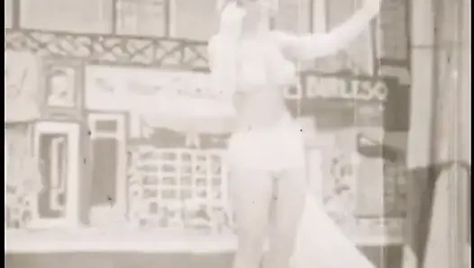 Ateşli klasik orta yaşlı seksi kadınlar şehvetli soyunuyor
