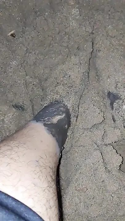 Kumda yalınayak oynuyor