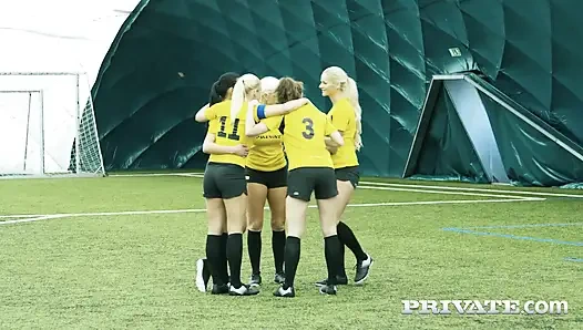 Ana Rose ve Cayla Lions bu grup sekste iki adam alarak işe giriyor