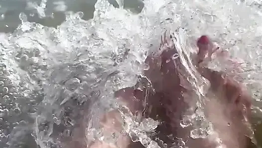 16 ayak ve bacak büyüklüğünde dalgalar çarpıyor