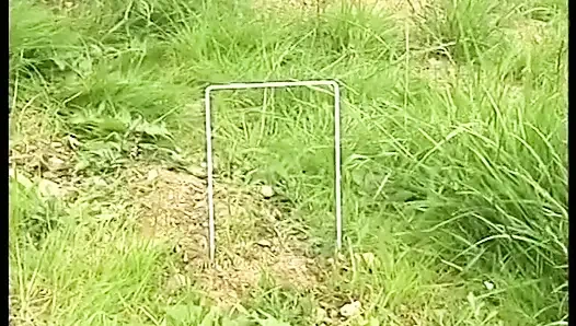 Muhteşem ve utanmaz bir esmer açık havada sikiliyor