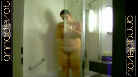 Annadevot - duş alıyor ve mastürbasyon yapıyor