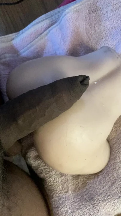 Нежно трется толстым членом о фейковую задницу