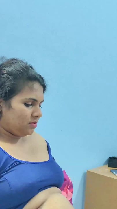 Bdsm eli bağlı ve göbek deliğinden çikolata yalıyor
