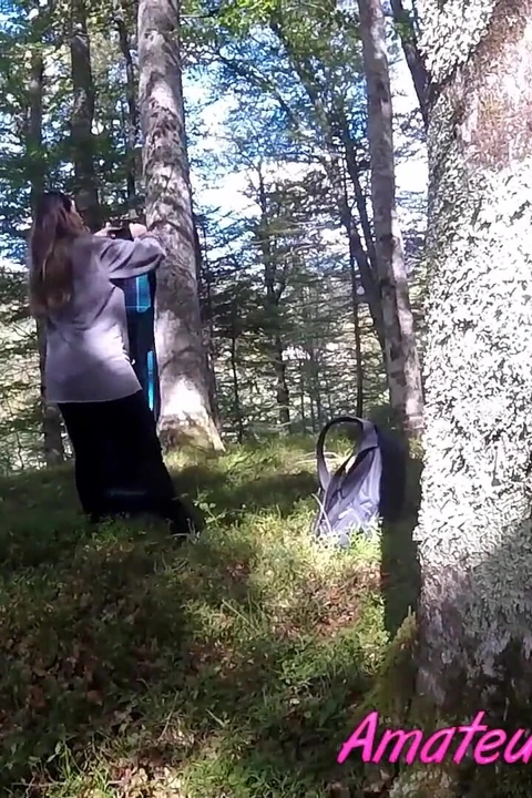 Olgun adam ormanda kızın mastürbasyon yaparken onları izliyor