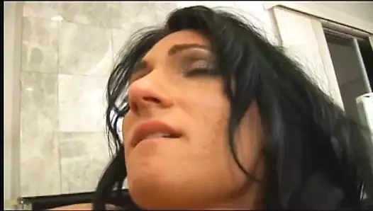 Alıngan esmerler pussies yemek ve yatakta dildolar ile birbirlerini becermek