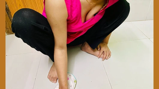 Güzel hizmetçiyi gördükten sonra şehvetimi kontrol edemedim