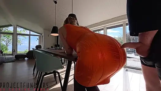 Turuncu, bedene saran elbise ve çoraplar giymiş seksi, kıvrımlı kadın, taze spermle dolu misyoner. - Proje Fonucusu