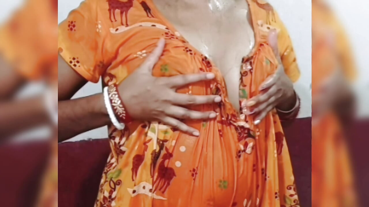 Seksi Hintli kız evde yalnızken vuruş yapıyor, güzel kız banyo yapıyor