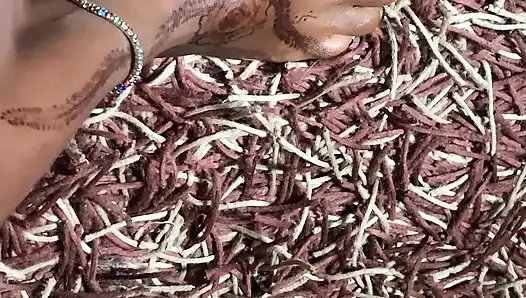 Ateşli zenci bebek ayak masajı bölümü