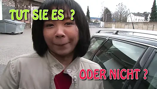 Asyalı kökenli Alman sürtük amını dildoyla dolduruyor