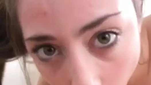 Milf küçük bir küçücük yarraktan daha büyük bir sik yapmaya çalışır