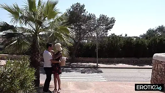 Spontane Seks Yol Kenarı Aç MILF Her Şeyini Veriyor