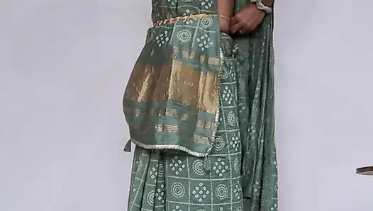 Gujrati tarzı sari giyiyor