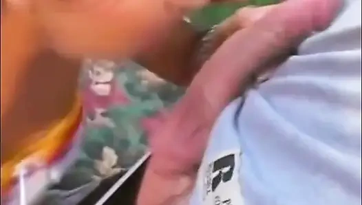 Sevimli latin genç kız açık havada sikiliyor