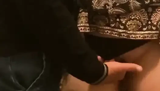 Kalabalık metroda rastgele sürtük parmaklanıyor