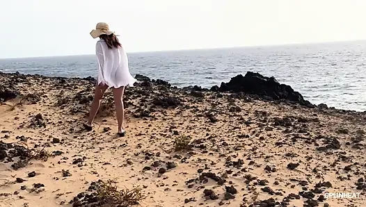 Büyük Taylandlı Göğüslerim Tuzlu Rüzgarda Titriyor, Çıplak Plajda Sert Meme Uçları Teşhir Ediyor