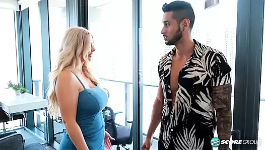 Büyük memeli 41 yaşındaki Destiny James kızının sikini sikiyor