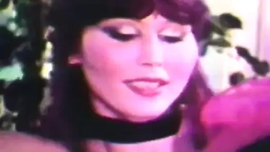 Klasik domina götü büyük bir dildoyla sikiliyor