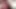 Bebek gibi kız eğiliyor ve mor iç çamaşırlı seksi amcığını gösteriyor