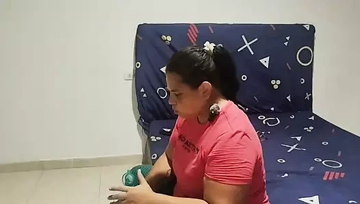 Büyük götlü tombul kız spor salonundan eve çok tahrik oluyor ve lezzetli bir şekilde boşalana kadar sulu amına mastürbasyon yapıyor