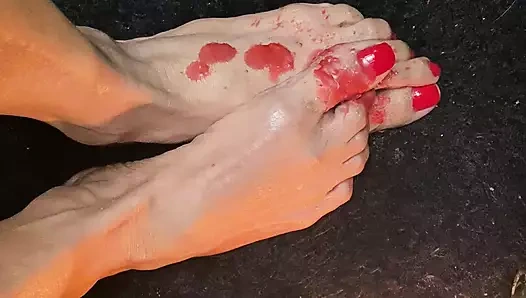 Kırmızı uzun ayak parmaklı gerçekten güzel küçük ayaklar ve mum ağdası