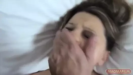 Temizlikçi hizmetçi odasındaki ayakkabıları seviyor ve seks için almaya çalışıyor