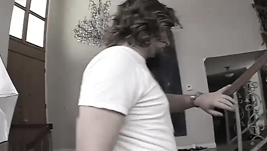 Sarışın orta yaşlı seksi kadın büyük bir yarağa öğürterek boşalıyor