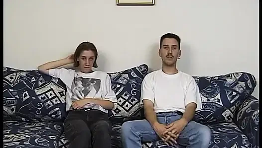 Kıllı amatör esmer erkek arkadaşının yarağına biniyor