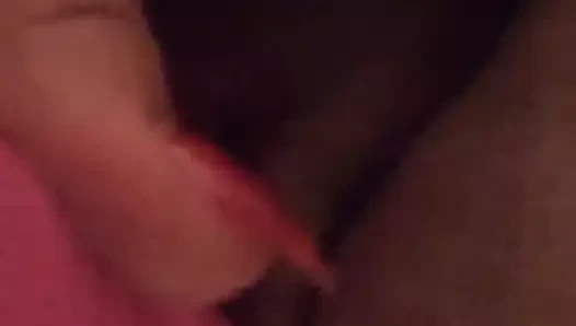 Sie besorgt es sich und spritzt ab