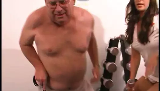 Azgın hemşire yaşlı adam tarafından amını sikiyor