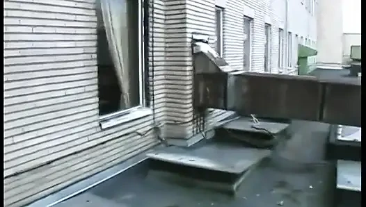 Pencereden muhteşem göğüslerini gösteriyor, ta ki o dayanamayacak kadar oluyor...