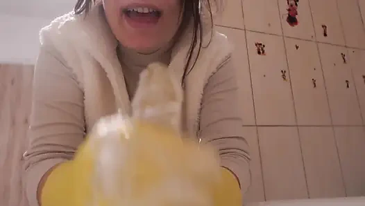 Sarı bulaşık eldivenli üvey kız kardeşim dildo ve bir sürü beyaz köpük ve sabunla banyo yapıyor