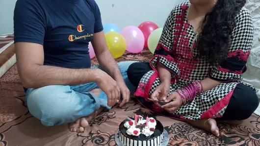 Hintli üvey anne ile doğum günü kutlaması