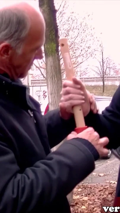 Alman yaşlı ev hanımı sokakta flört ediyor ve sikiliyor | Klip 1