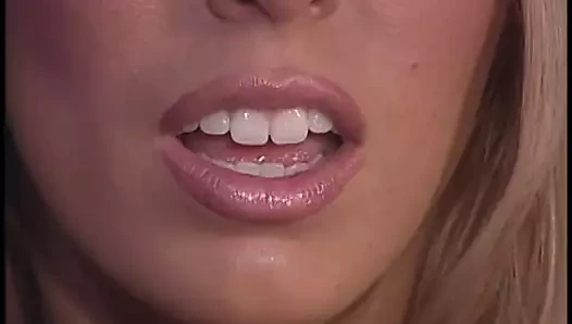 Busty model gets ona sıkı fahişe kedi çarptı üzerinde kanepe